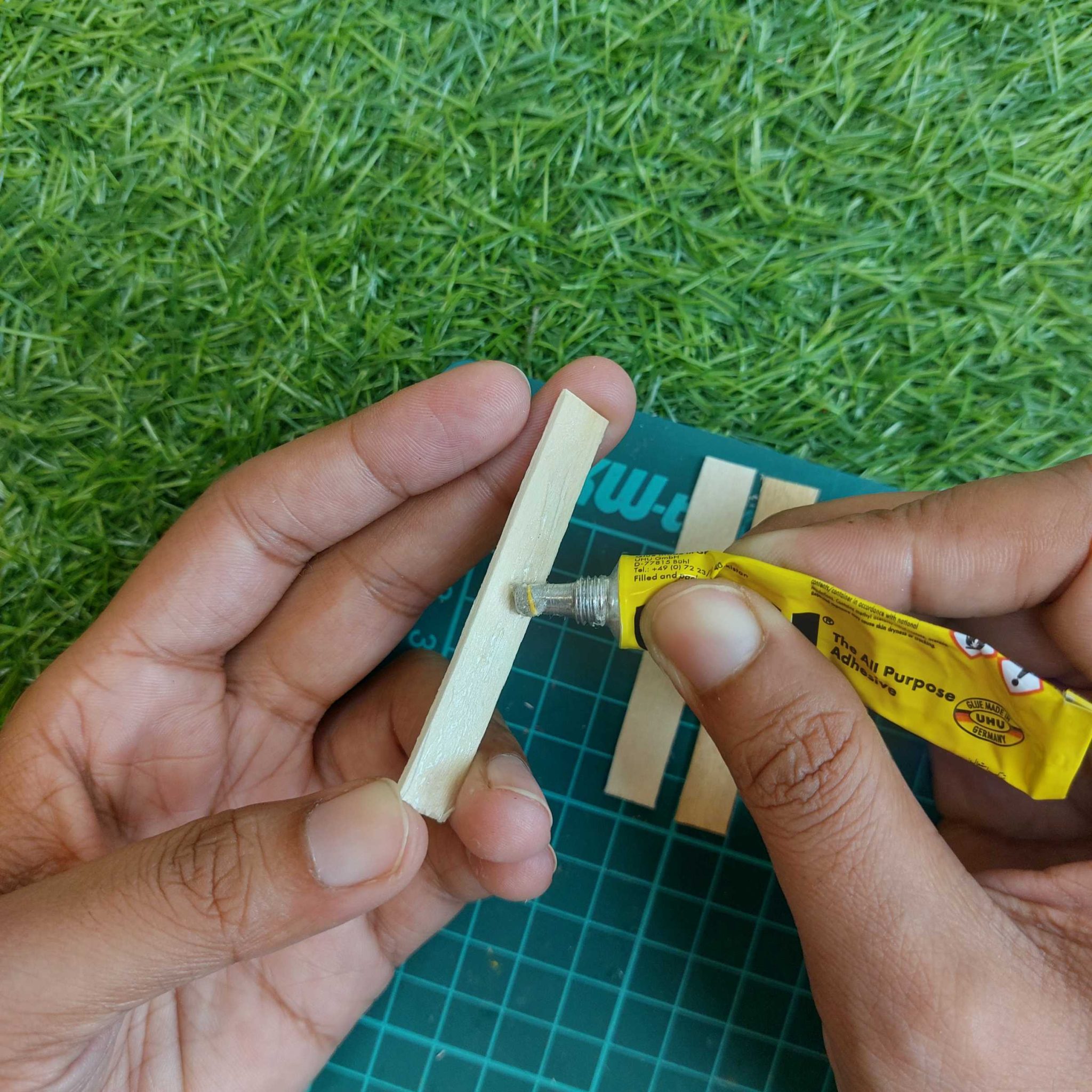 uhu glue for miniatures